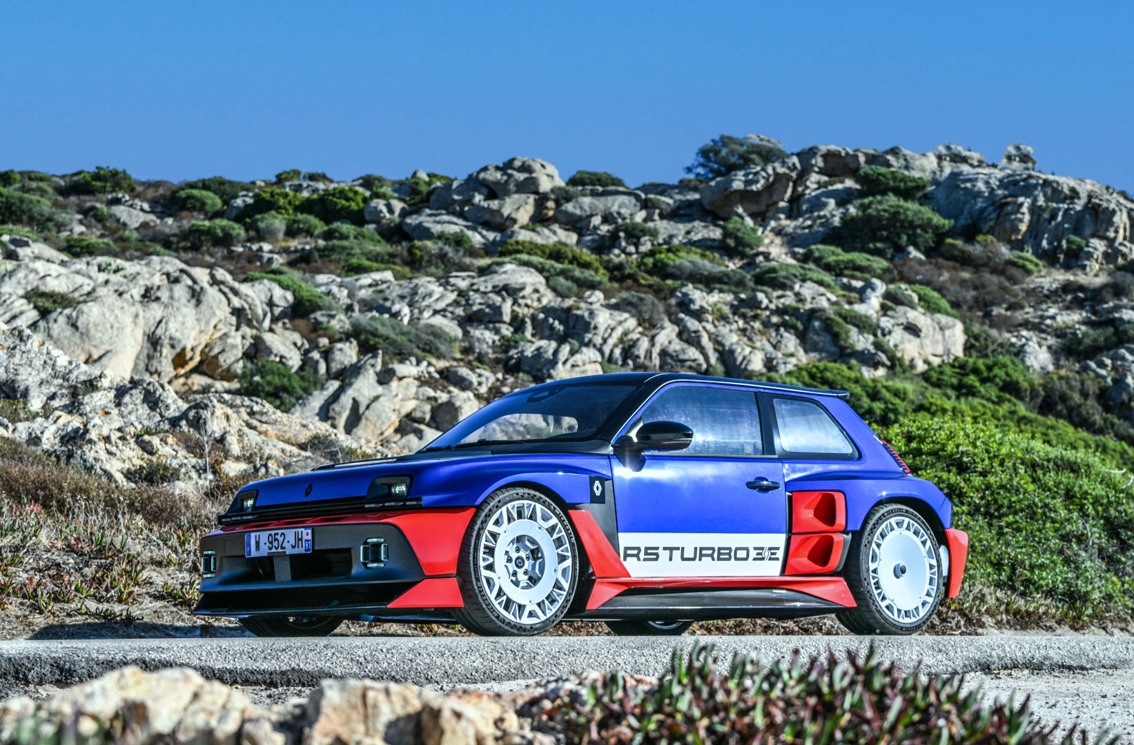 SMALL_Renault 5 Turbo 3E at the historic Tour de Corse (38)